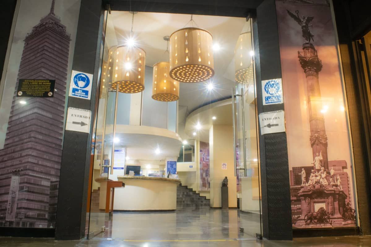 Un vestíbulo de un hotel con una estatua de una mujer en la pared.