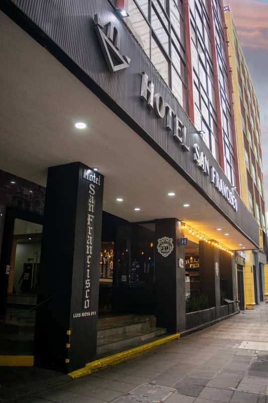 Un gran edificio con la palabra hotel en él.