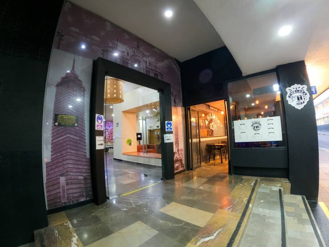 Un edificio con una imagen de un edificio en el costado.