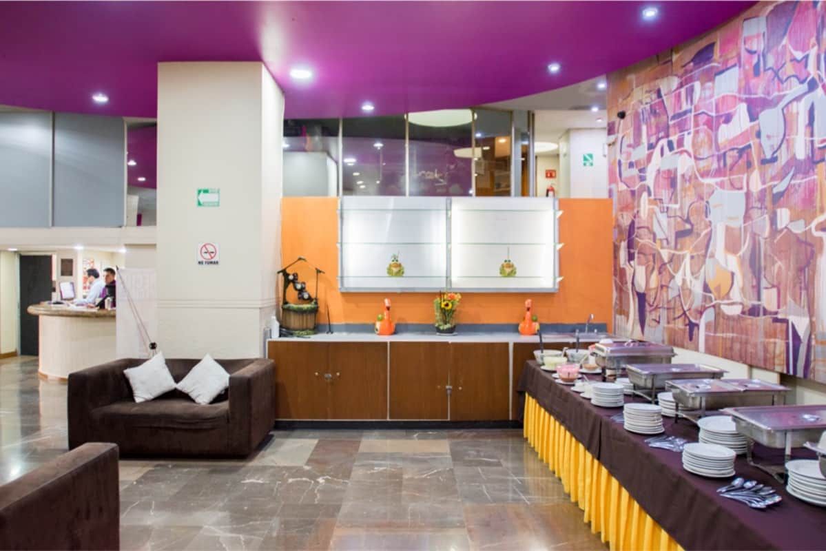 Hay una mesa de buffet en el medio de la habitación.