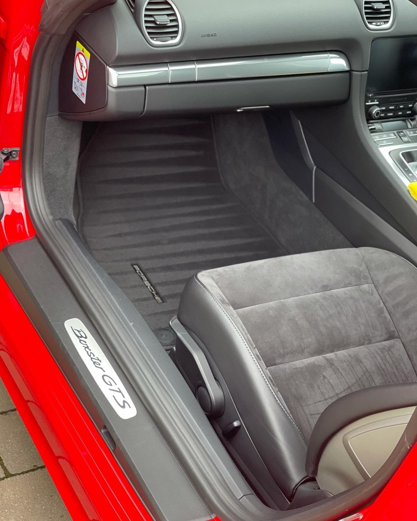 Sports performance car Mobile Deep clean
