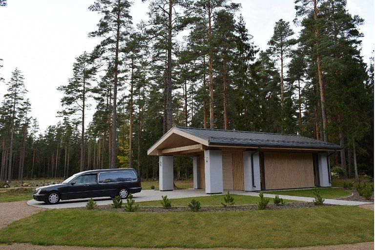 Bēru pakalpojumi Talsos, Talsu novadā, Dundagas novadā, Rojas novadā, Mērsraga un Kandavas novadā, rituāls, procesija, procesijas rituāls, bēru organizēšana, zārki, koka zārks, urnas, urna, kapliča, kapličas izmantošana, kremācijas pakalpojumi