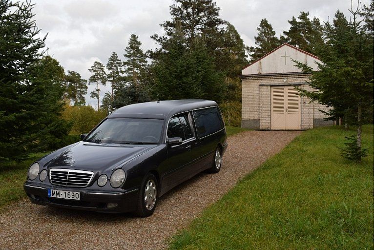 Bēru pakalpojumi Talsos, Talsu novadā, Dundagas novadā, Rojas novadā, Mērsraga un Kandavas novadā, kremēšana, nesēji, vainagi, štrausi, sēru mielasts, bēru mielasts