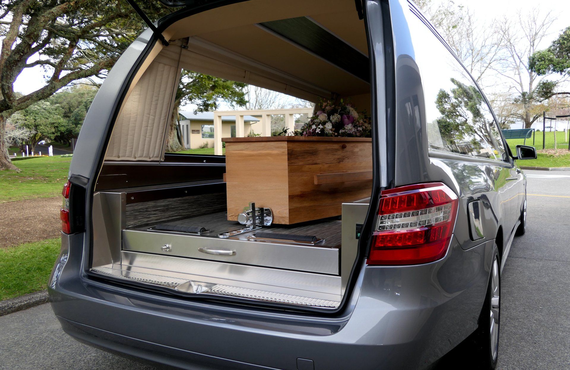 Bēru pakalpojumi Talsos, Talsu novadā, Dundagas novadā, Rojas novadā, Mērsraga un Kandavas novadā, Konsultācija, Aizgājēja transportēšana (katafalks,) Kapličas Morga pakalpojumi, Dokumentu noformēšana, Kremēšanas pakalpojumi Sēru ceremonijas vadītājs, Garīgā ceremonija bērēs, Bēru mūzika, Nesēju pakalpojumi, Kapa vietas noformēšana