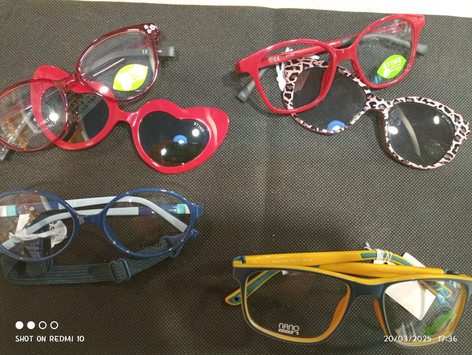 Un gruppo di bicchieri sono appoggiati uno sopra l'altro su un tavolo.