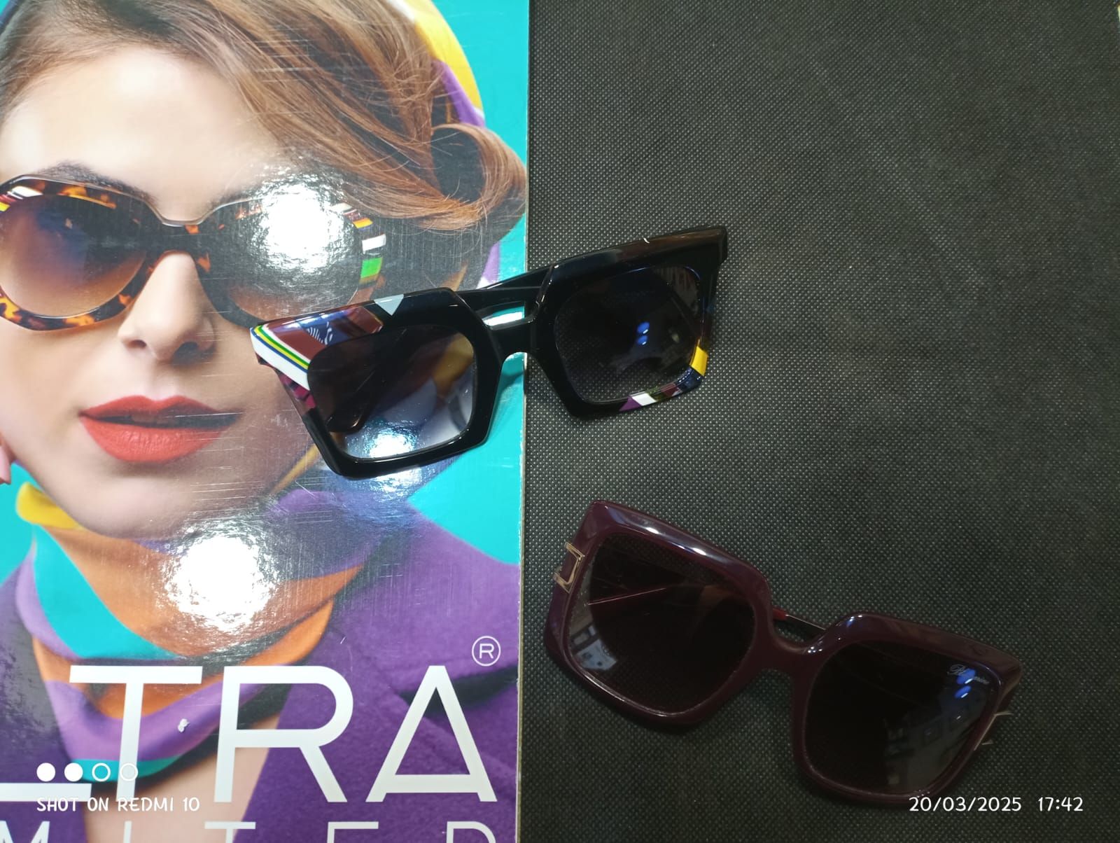 Una donna che indossa occhiali da sole è accanto a un paio di occhiali da sole