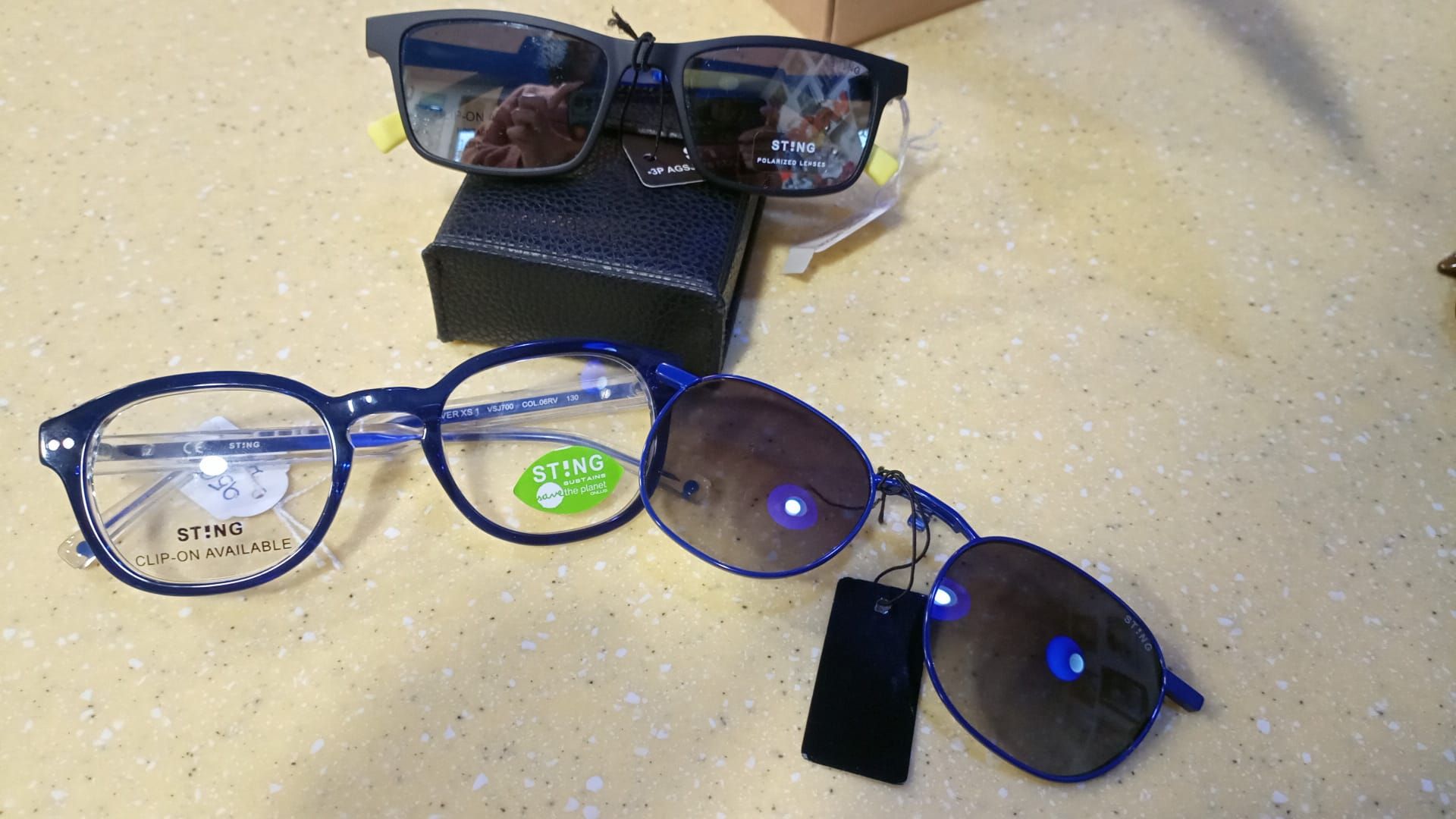 Un paio di occhiali e un paio di occhiali da sole su un tavolo