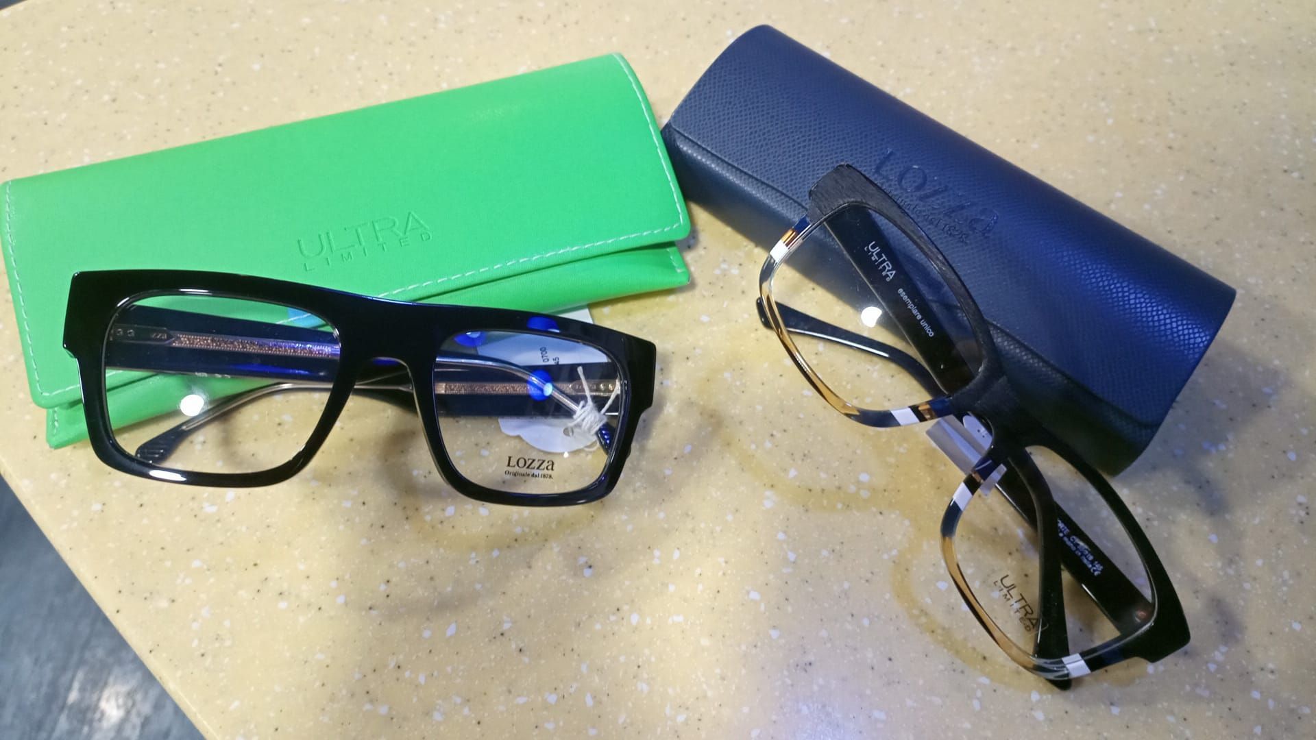 Un paio di occhiali e una custodia su un tavolo