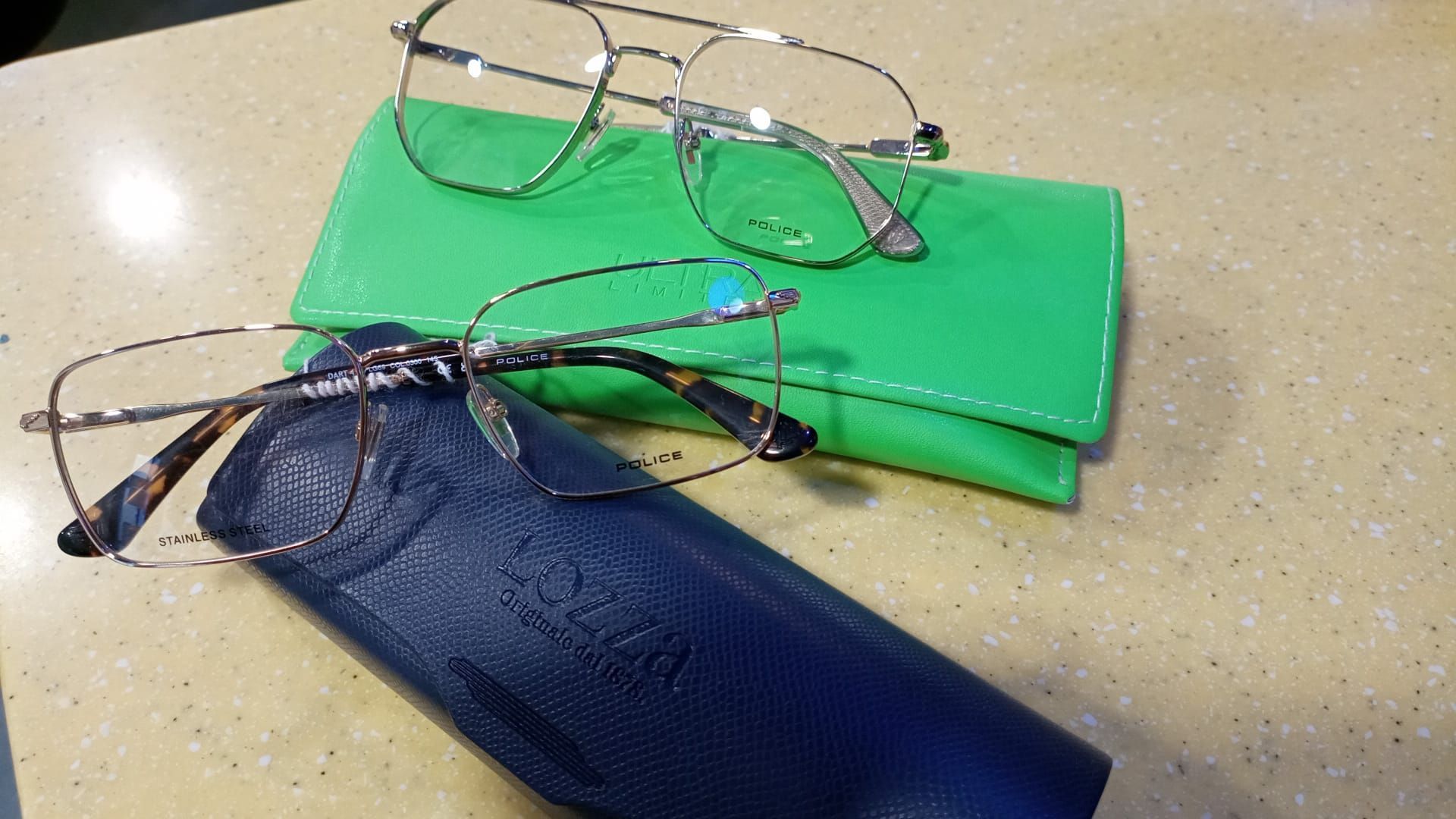 Un paio di occhiali appoggiati su una custodia verde