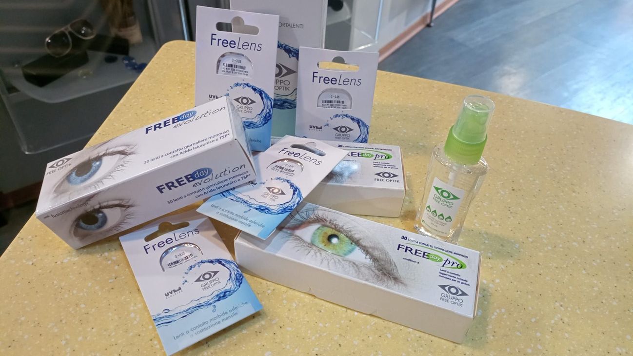 Un tavolo sormontato da scatole di lenti a contatto e da una bottiglia spray.