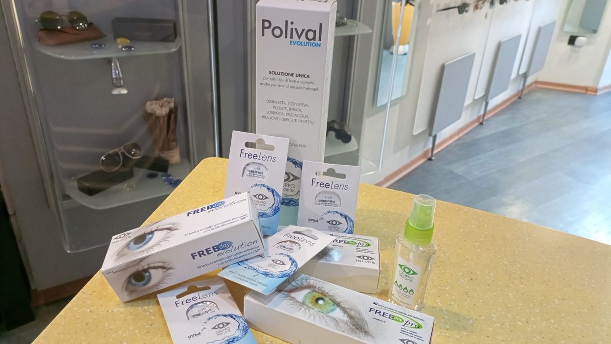Un tavolo con sopra scatole di collirio Polival