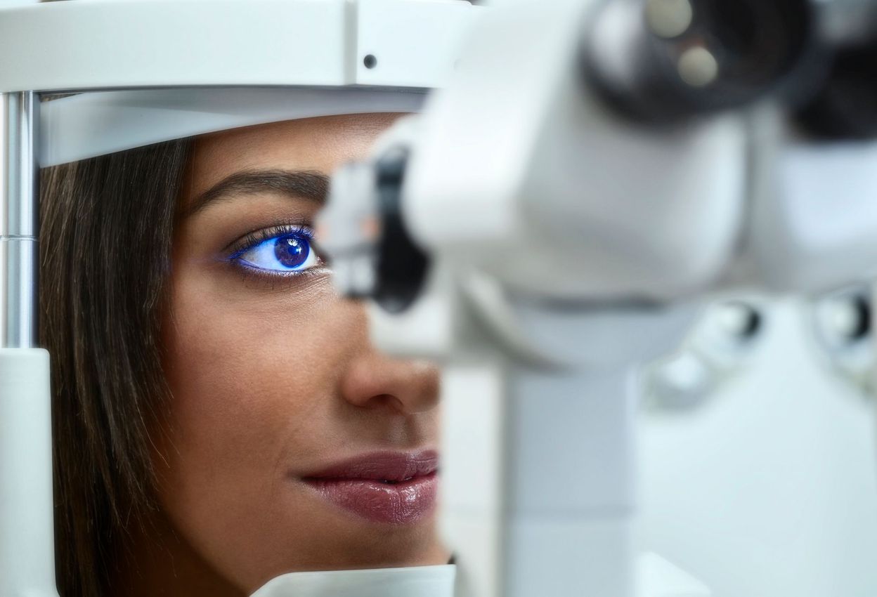 Una donna si sta sottoponendo a una visita oculistica.