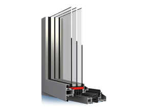 Primo piano di una finestra con tre strati di vetro su uno sfondo bianco.