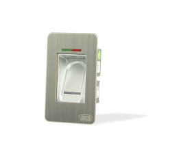 Un lettore di impronte digitali in acciaio inossidabile è posizionato su una superficie bianca.