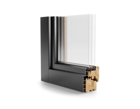 Primo piano di una finestra con cornice in legno su sfondo bianco.