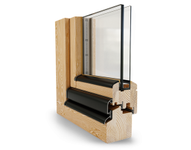 Un primo piano di una finestra in legno con una vetrata.