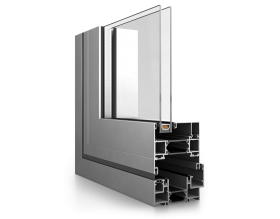 Primo piano di una porta scorrevole in vetro su sfondo bianco.