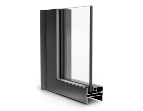 Primo piano di una finestra con vetro trasparente su sfondo bianco.