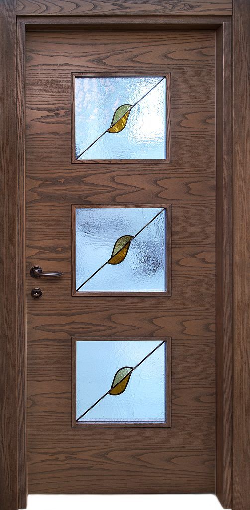 Una porta di legno con tre finestre quadrate