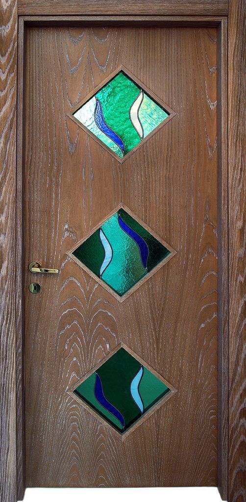 Una porta di legno con tre riquadri di vetro colorato.