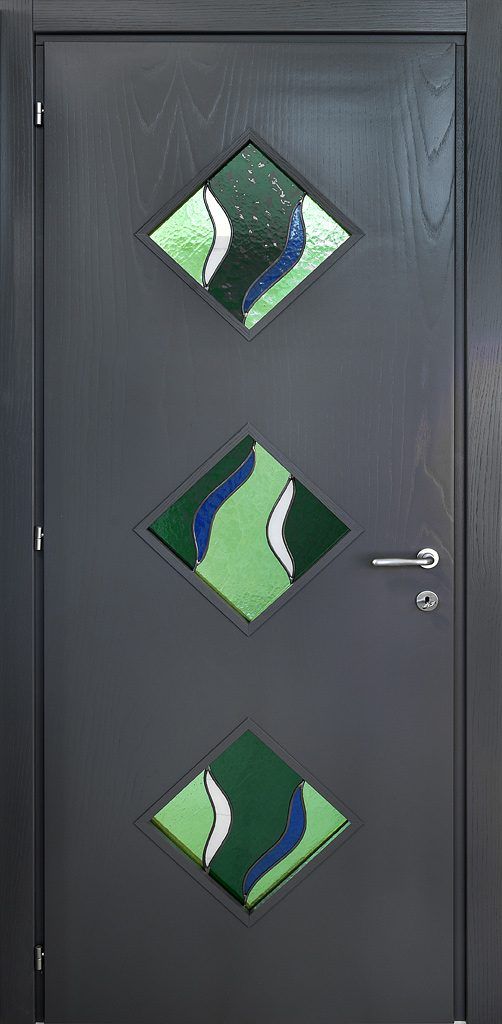 Una porta nera con tre finestre quadrate.