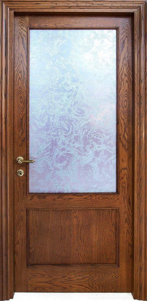 Una porta di legno con una finestra di vetro su uno sfondo bianco.
