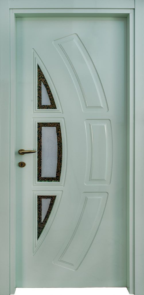 Una porta bianca con un disegno geometrico