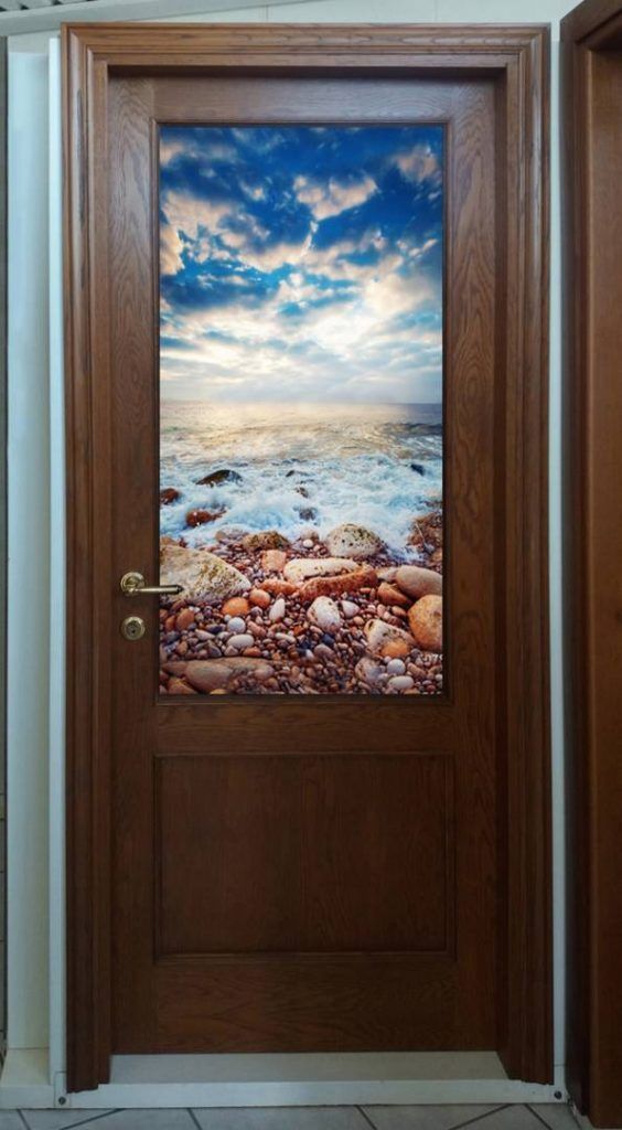 Una porta di legno con l'immagine di una spiaggia.