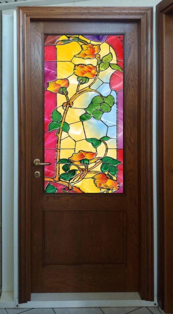 Una porta con una vetrata colorata