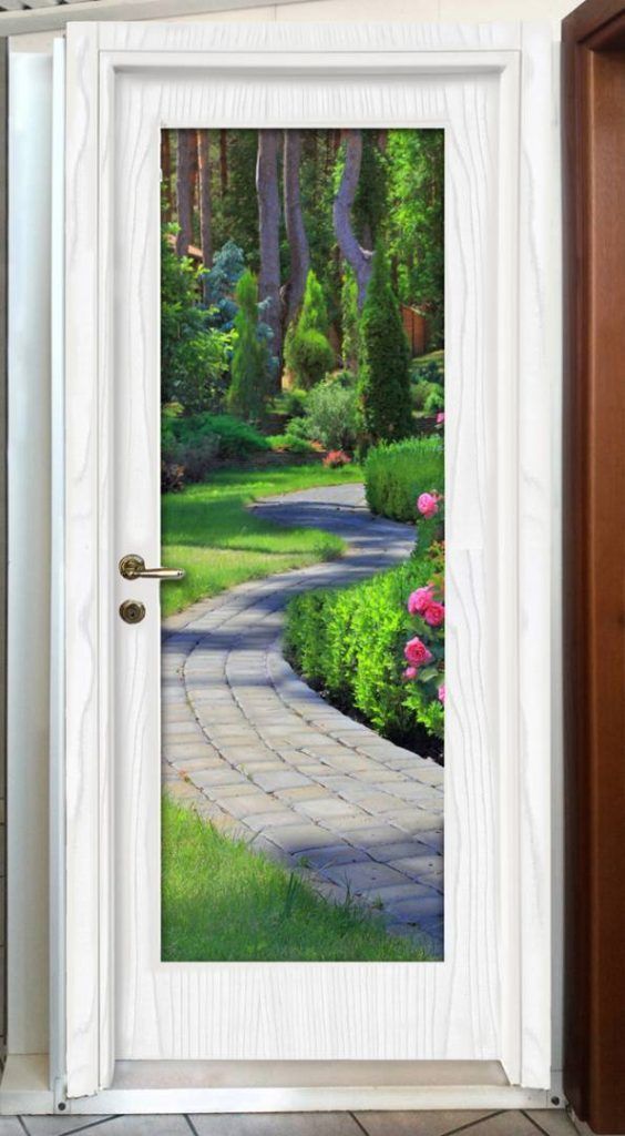 Una porta bianca con l'immagine di un sentiero in un giardino.