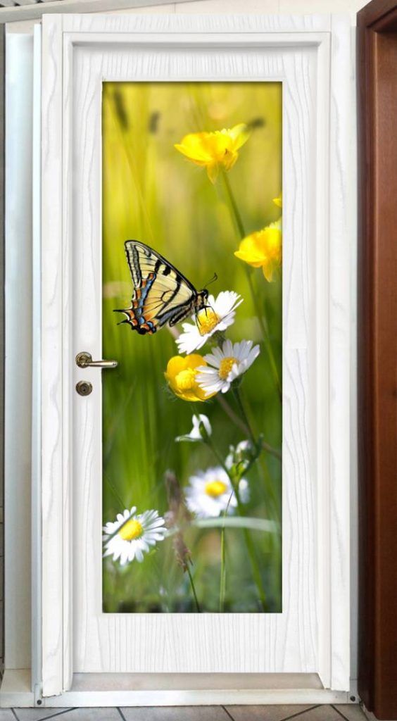 Una porta bianca con l'immagine di una farfalla.
