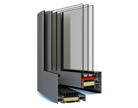 Primo piano di una finestra con tre strati di vetro su uno sfondo bianco.