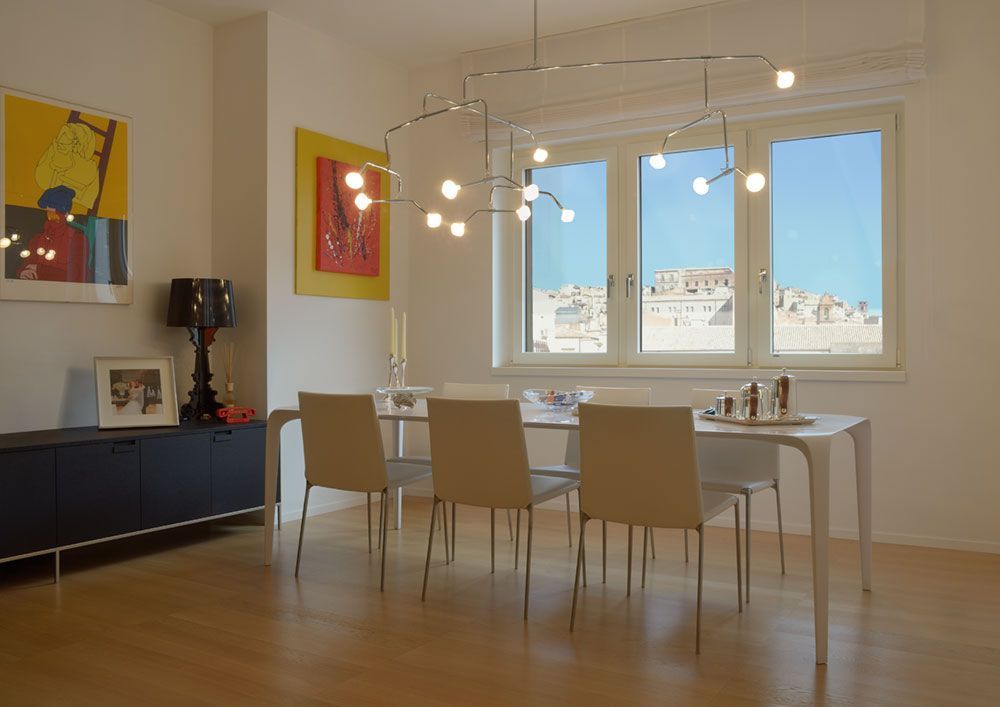 Una sala da pranzo con tavolo e sedie e una finestra