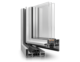 Primo piano di una finestra con tre strati di vetro su uno sfondo bianco.