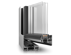 Primo piano di una porta scorrevole in vetro su sfondo bianco.