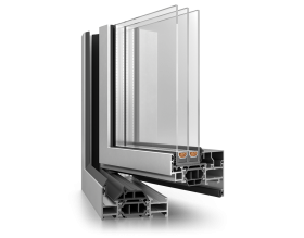 Primo piano di una porta scorrevole in vetro su sfondo bianco.