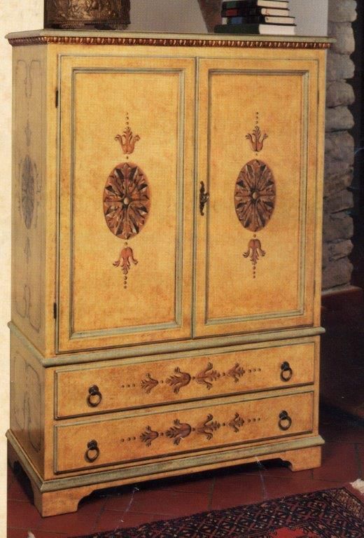 Una cassettiera con un disegno floreale sulle ante e sui cassetti