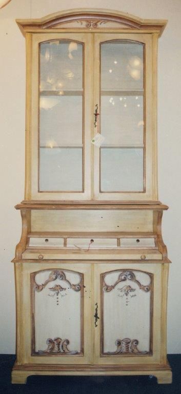 Un mobile bianco con una porta in vetro e cassetti