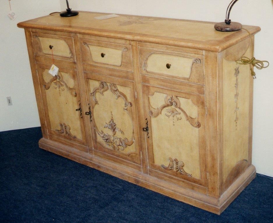 Un mobiletto di legno con una lampada sopra