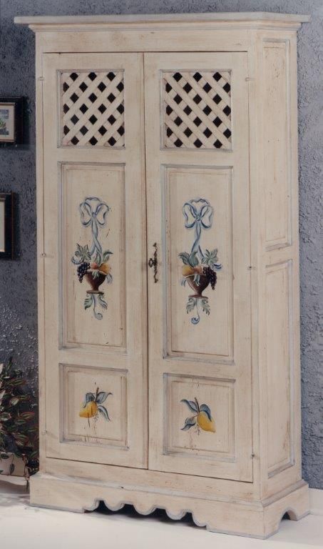 Un mobile bianco con fiori dipinti sulle ante