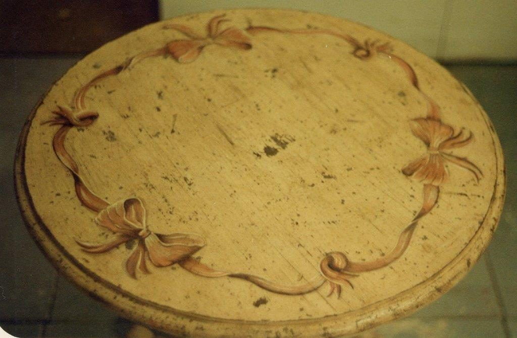 Un tavolo rotondo di legno con un nastro intorno