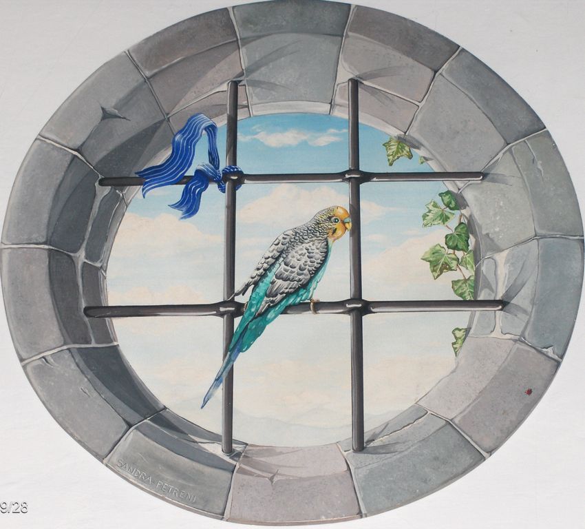 Un dipinto di un uccello in una finestra rotonda