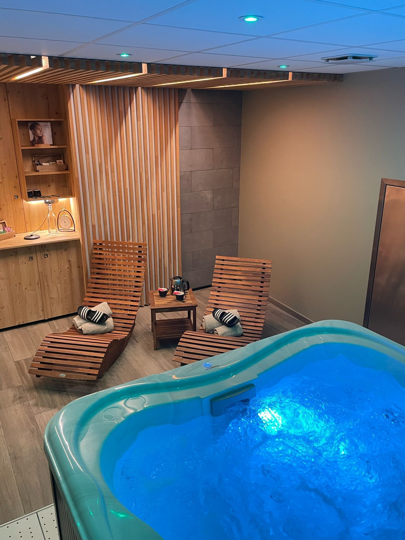 Il y a un jacuzzi au milieu de la pièce.