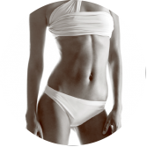 Une femme en bikini se tient debout en cercle.