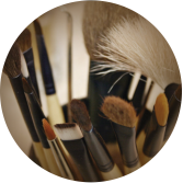 Un tas de pinceaux de maquillage en cercle