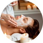 Une femme reçoit un soin du visage dans un spa.