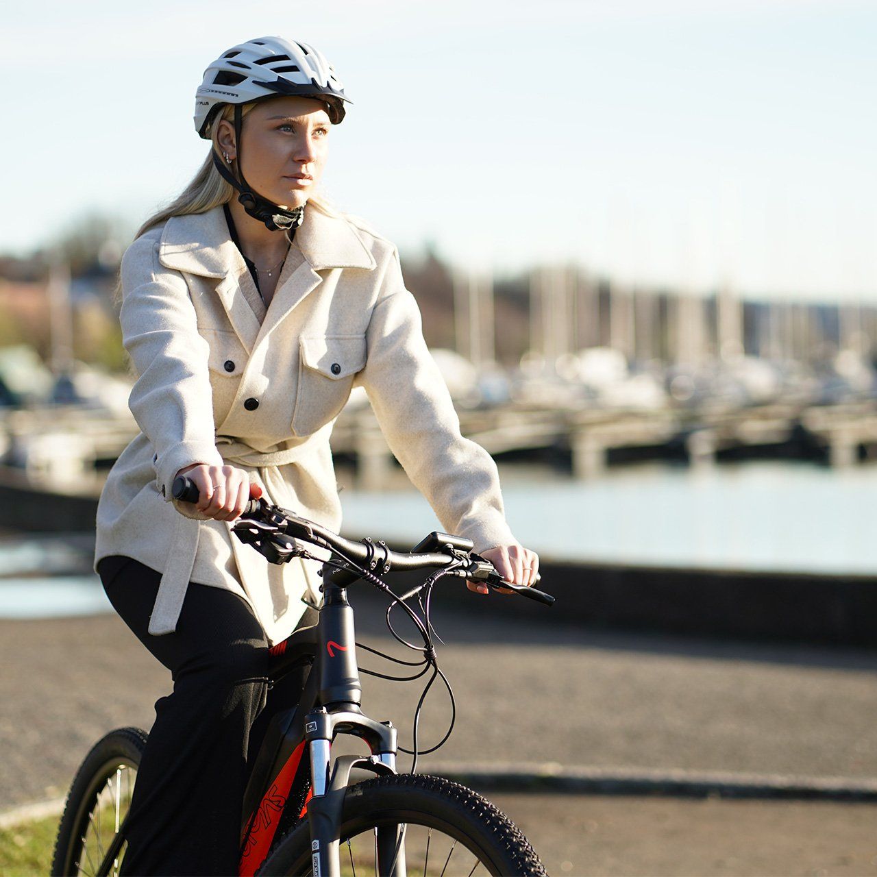 Produktfoto av dame på sykkel