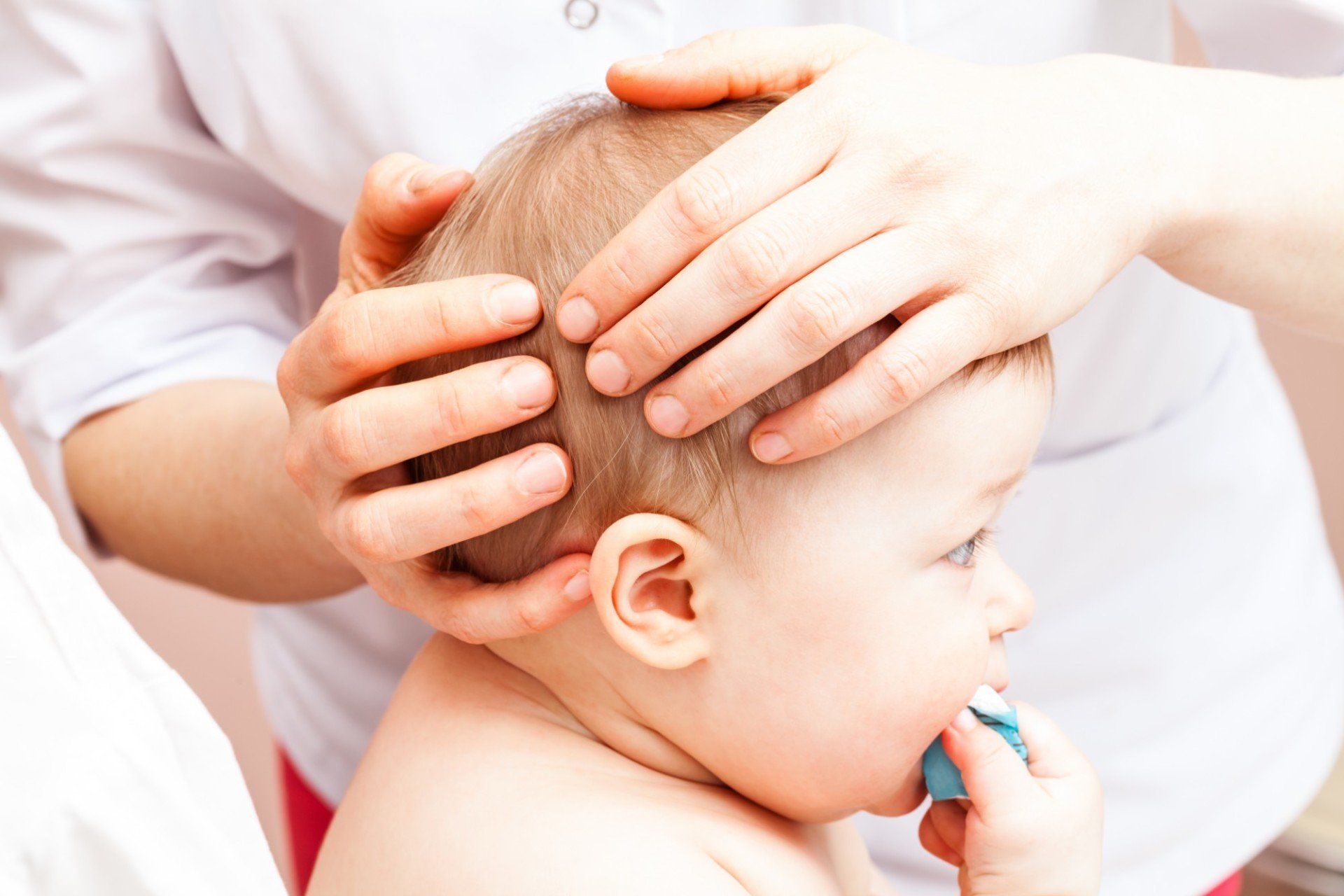 Trattamento di osteopatia su un neonato