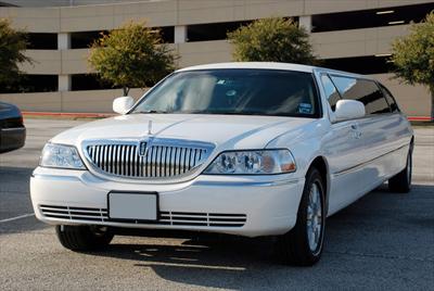 White Lincoln Super Stretch Limousine