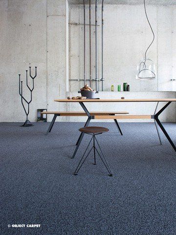 Ein Esszimmer mit Tisch, Bank und Hocker.